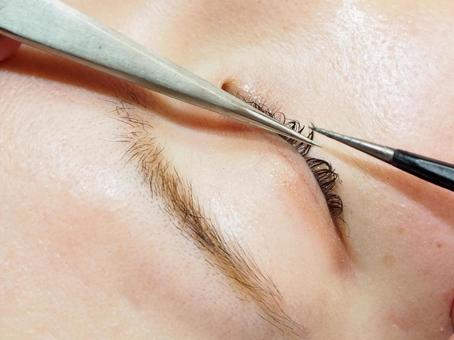 まつエクのデメリットとは？後悔しやすいポイントと失敗を防ぐための注意点